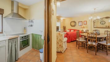 冷蔵庫、電子レンジ、オーブン、コンロ