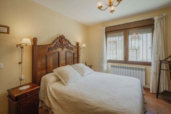 5 bedrooms, iron/ironing board, free WiFi, bed sheets