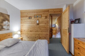 1 quarto, ferros/tábuas de passar roupa, roupa de cama