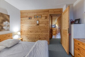 1 bedroom, iron/ironing board, bed sheets