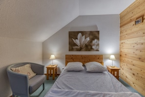 1 bedroom, iron/ironing board, bed sheets