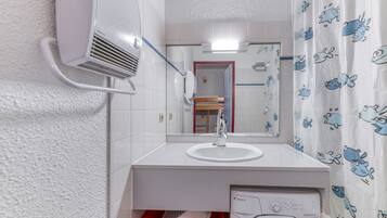 Een douche, handdoeken