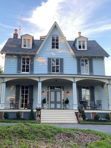 "Beaumont" A charming farmhouse in Historic Relay-5 acre, 3 beds, WiFi and HVAC.