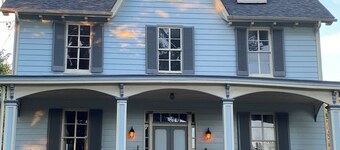 "Beaumont" A charming farmhouse in Historic Relay-5 acre, 3 beds, WiFi and HVAC.