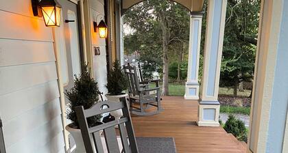 "Beaumont" A charming farmhouse in Historic Relay-5 acre, 3 beds, WiFi and HVAC.