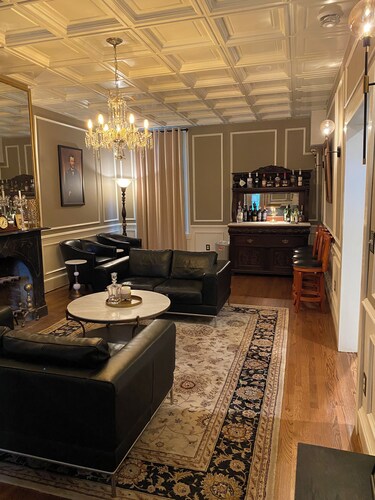 "Beaumont" A charming farmhouse in Historic Relay-5 acre, 3 beds, WiFi and HVAC.