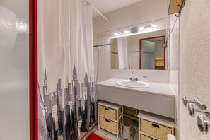 Shower, towels - Apartment 'Granges 9 - Vue' with Mountain View and Balcony (Villard-Reculas)