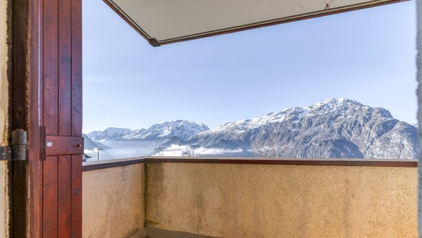 A balcony with a view of snow-capped mountains. - Apartment 'Granges 9 - Vue' with Mountain View and Balcony (Villard-Reculas)