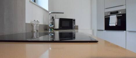 Mikrowelle, Ofen, Geschirrspüler, Wasserkocher mit Kaffee-/Teezubehör