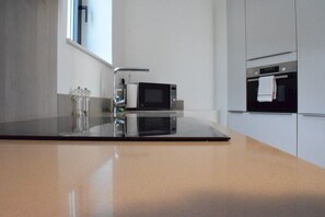 Micro-ondes, four, lave-vaisselle, cafetière/bouilloire