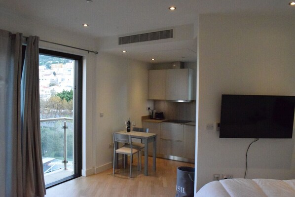 Desk, iron/ironing board, free WiFi, bed sheets - Luxury Studio in Centre (Gibraltar)