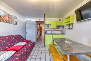 Interior - Apartment 'Granges 5 Studio' with Mountain View and Balcony (Villard-Reculas)