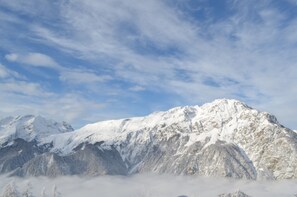 A snow-covered mountain range with a clear sky. - Apartment 'Granges 5 Studio' with Mountain View and Balcony (Villard-Reculas)