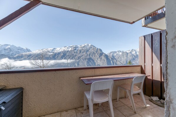 Outdoor dining - Apartment 'Granges 8 - Bel Appt 4p Au Pied Des' with Mountain View and Balcony (Villard-Reculas)