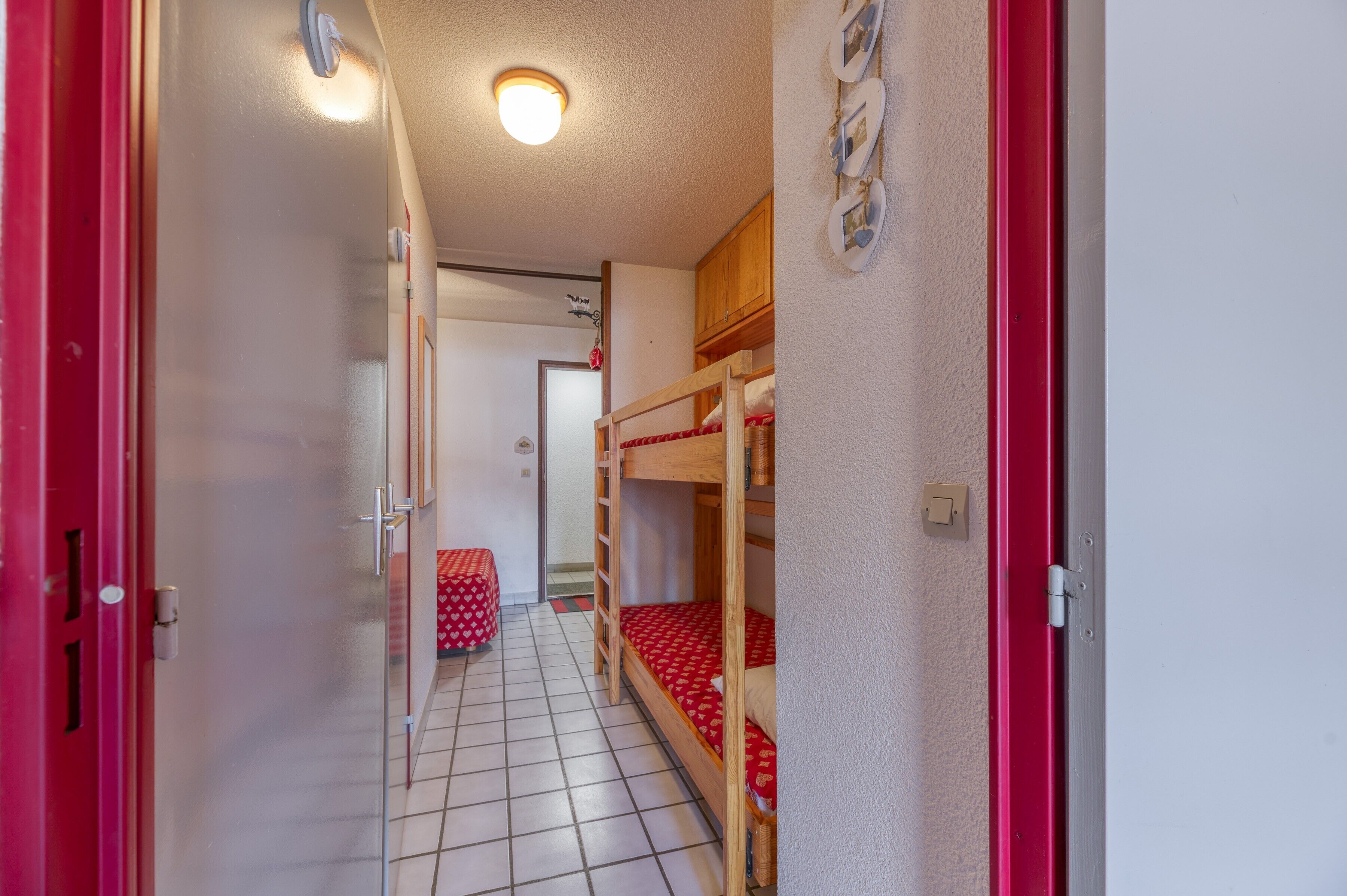 Tabla de planchar con plancha y ropa de cama