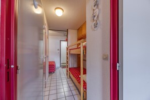Iron/ironing board, bed sheets - Apartment 'Granges 8 - Bel Appt 4p Au Pied Des' with Mountain View and Balcony (Villard-Reculas)