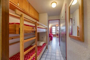 Tabla de planchar con plancha y ropa de cama 