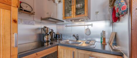 Een koelkast, een microgolfoven, een oven, een kookplaat