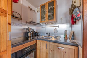 Fridge, microwave, oven, stovetop - Apartment 'Granges 8 - Bel Appt 4p Au Pied Des' with Mountain View and Balcony (Villard-Reculas)