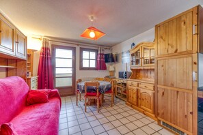 TV - Apartment 'Granges 8 - Bel Appt 4p Au Pied Des' with Mountain View and Balcony (Villard-Reculas)