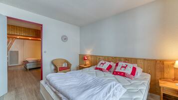 1 bedroom, iron/ironing board, bed sheets