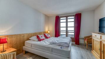 1 bedroom, iron/ironing board, bed sheets