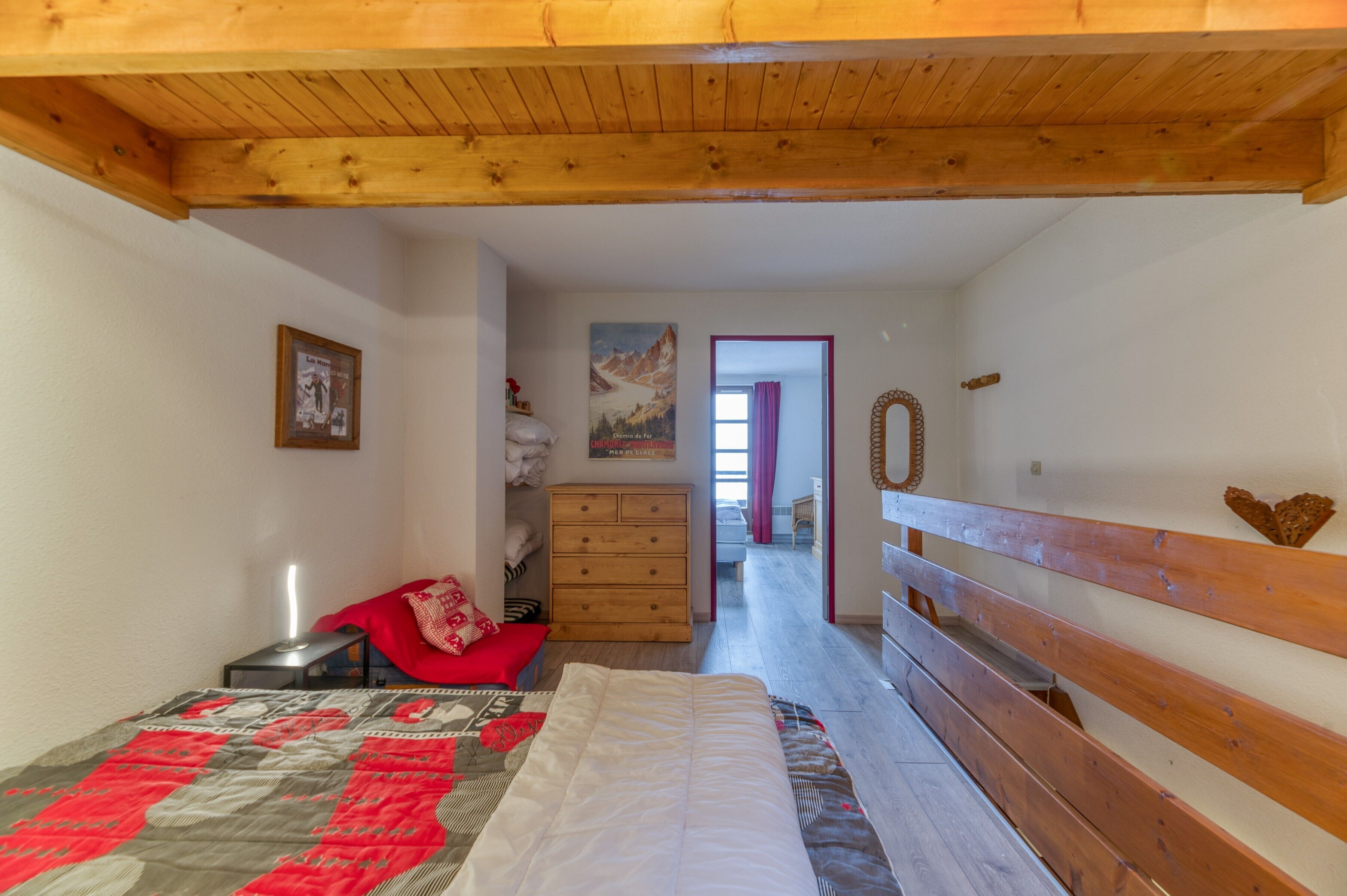 1 多间卧室、熨斗/熨衣板、床单