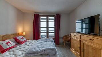 1 bedroom, iron/ironing board, bed sheets