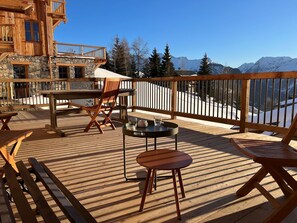 Outdoor dining - Apartment 'Klochette - Charme Et Famille' with Mountain View, Private Terrace and Wi-Fi (Villard-Reculas)