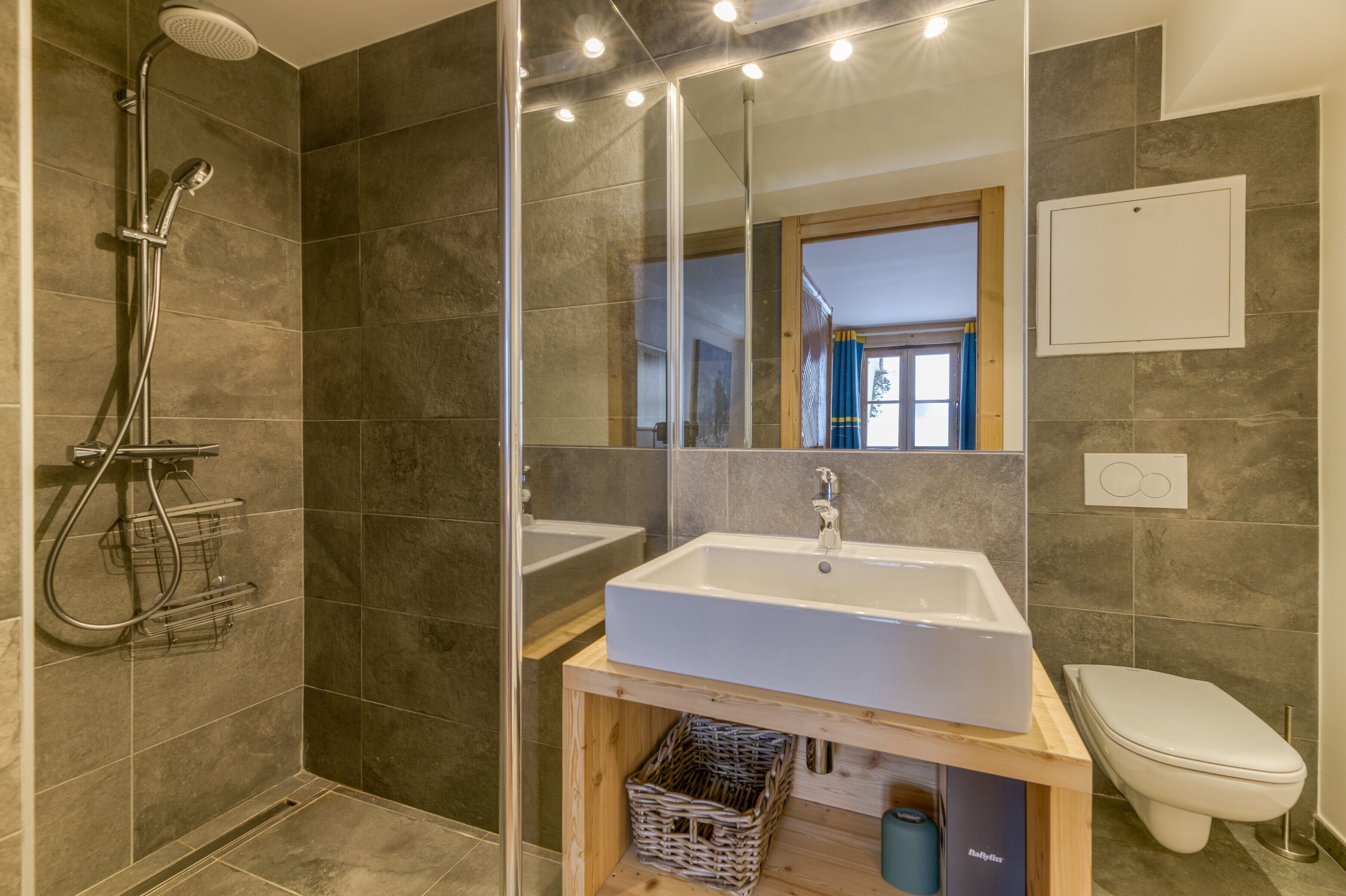 Douche, sèche-cheveux, serviettes fournies