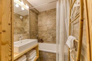 Shower, hair dryer, towels - Apartment 'Klochette - Charme Et Famille' with Mountain View, Private Terrace and Wi-Fi (Villard-Reculas)