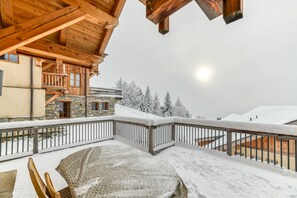 Outdoor dining - Apartment 'Klochette - Charme Et Famille' with Mountain View, Private Terrace and Wi-Fi (Villard-Reculas)