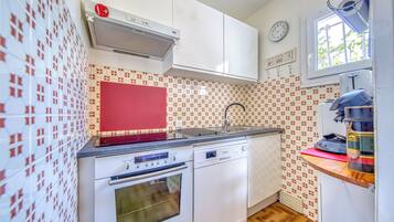 Refrigerador, microondas, horno, placa de cocina