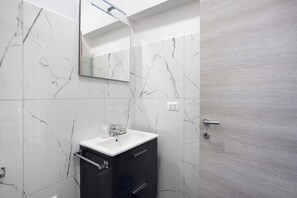 Shower, hair dryer, towels - Room 'Al Corso Suite' with Balcony, Wi-Fi and Air Conditioning (Salerno)