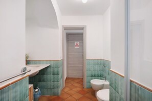 Douche, sèche-cheveux, serviettes fournies