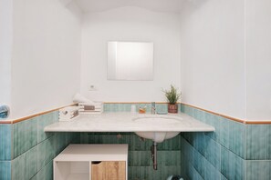 Douche, sèche-cheveux, serviettes fournies