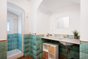 Shower, hair dryer, towels - Room 'Bacone' with Balcony, Wi-Fi and Air Conditioning (Salerno)
