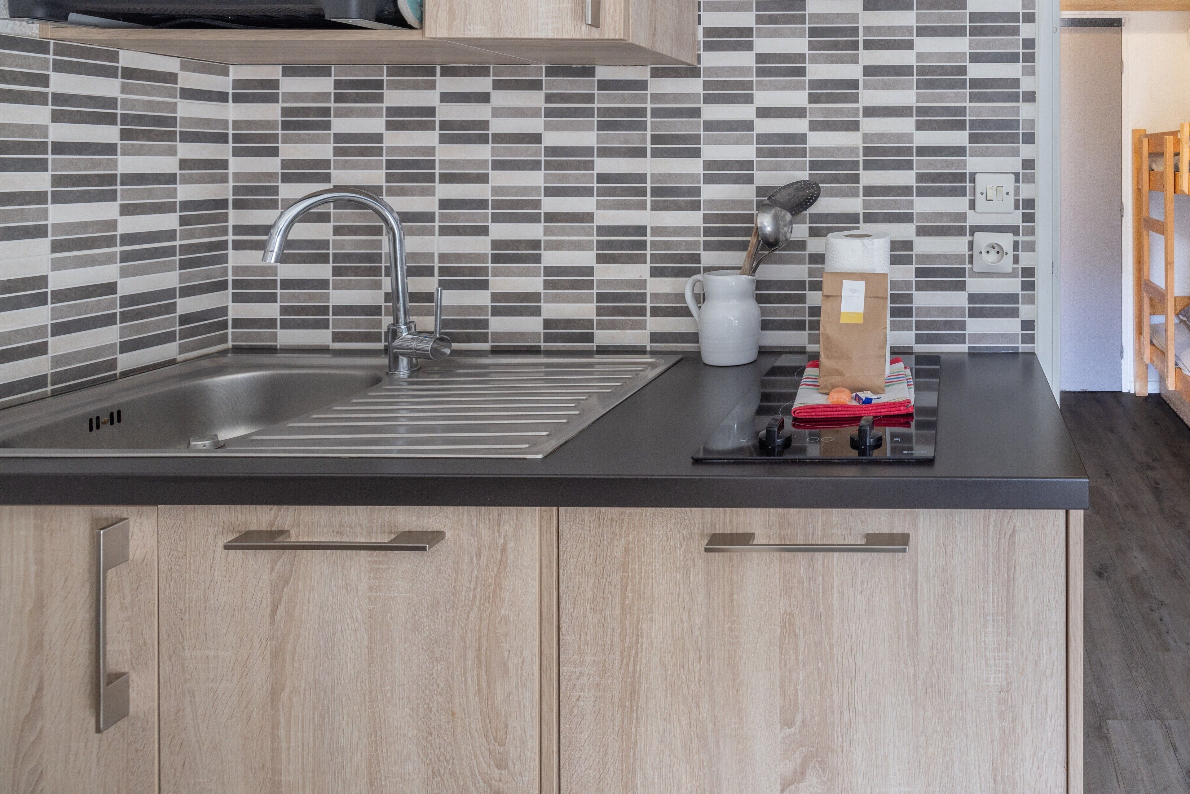 Réfrigérateur, micro-ondes, plaque de cuisson, lave-vaisselle