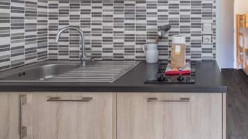 Réfrigérateur, micro-ondes, plaque de cuisson, lave-vaisselle