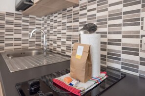 Fridge, microwave, dishwasher, coffee/tea maker