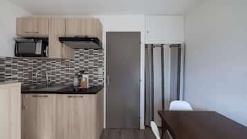 Réfrigérateur, micro-ondes, plaque de cuisson, lave-vaisselle