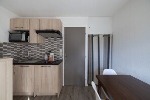 Refrigerador, microondas, parrilla de estufa y lavavajillas 