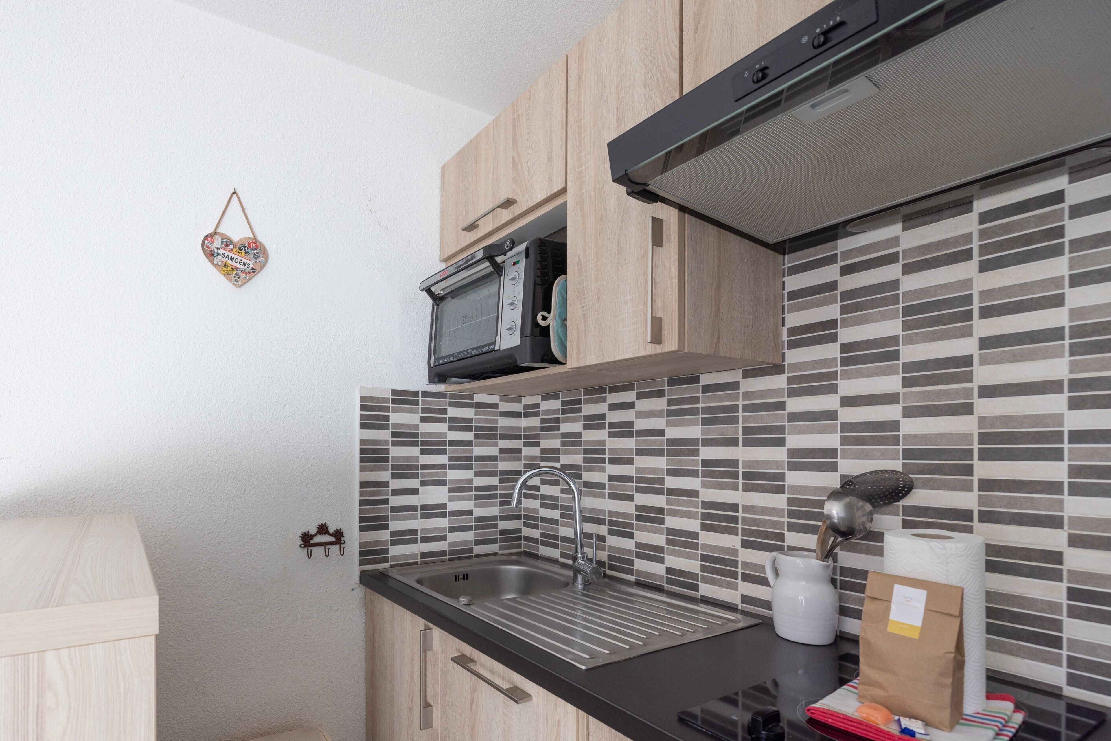 Réfrigérateur, micro-ondes, plaque de cuisson, lave-vaisselle