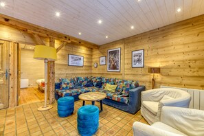 TV, fireplace - Chalet 'Le Flocon Grand  4 Étoiles' with Mountain View, Private Terrace and Wi-Fi (Villard-Reculas)