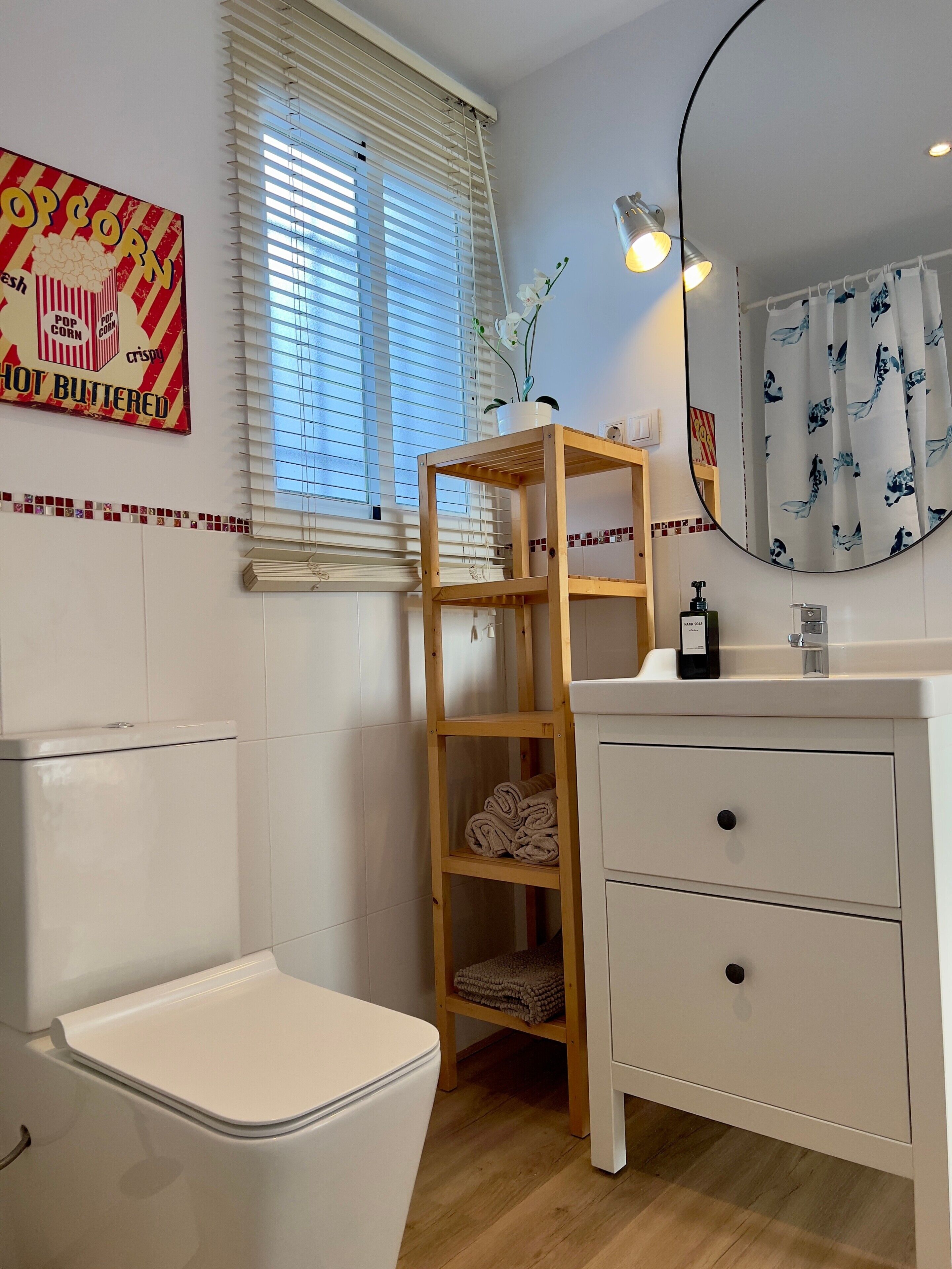 Douche, sèche-cheveux, serviettes fournies