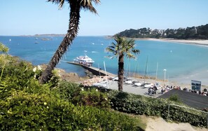 بالقرب من الشاطئ