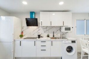 Refrigerador, microondas, placa de cocina, cafetera/tetera