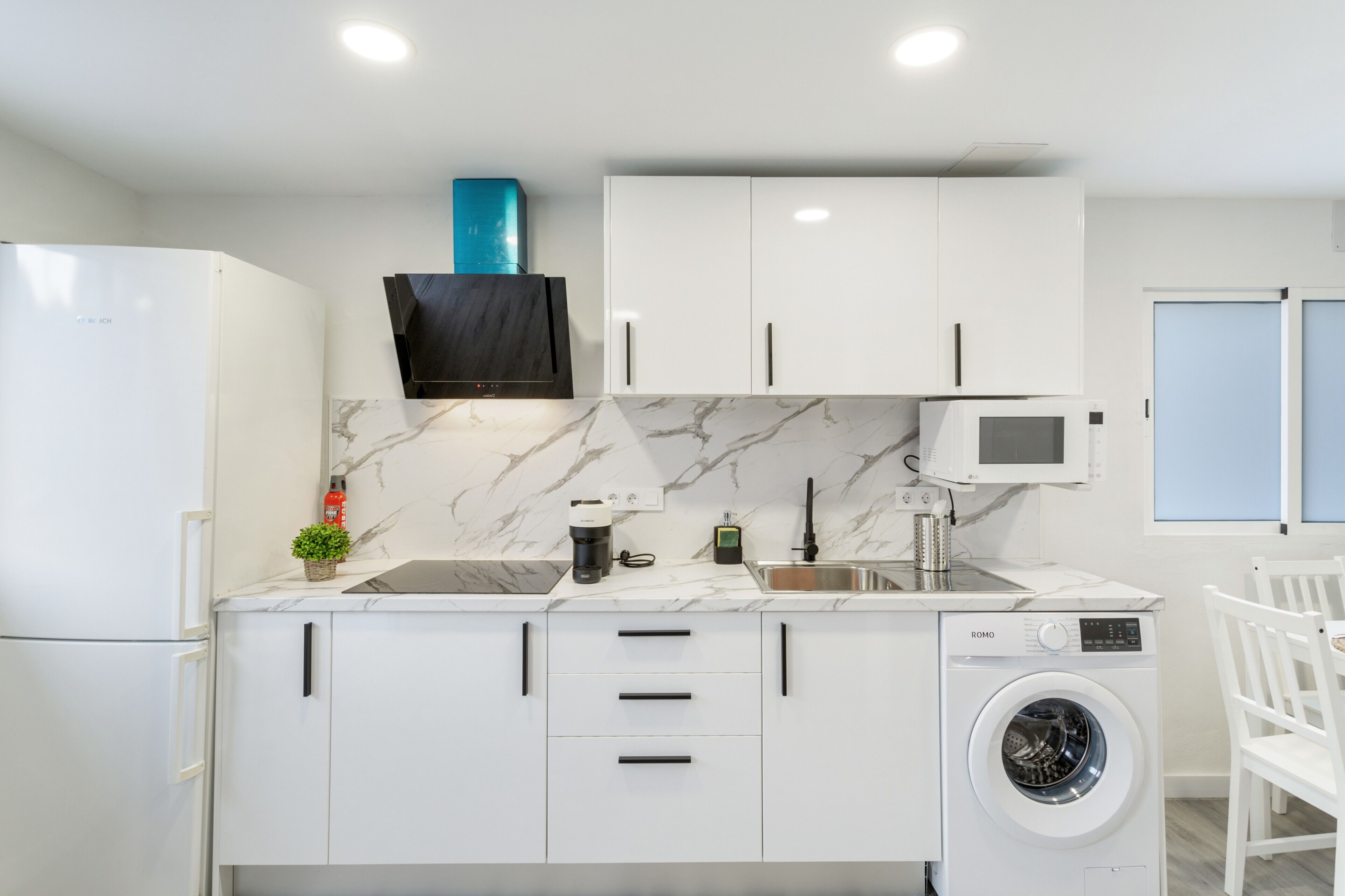 Kühlschrank, Mikrowelle, Herdplatte, Wasserkocher mit Kaffee-/Teezubehör