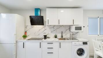 Kühlschrank, Mikrowelle, Herdplatte, Wasserkocher mit Kaffee-/Teezubehör