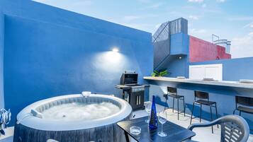 Tina de hidromasaje al aire libre